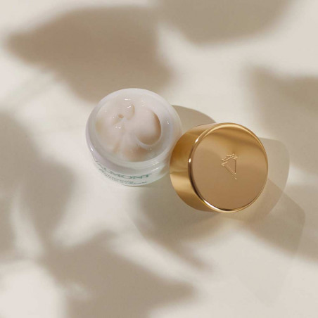 Moisturizing With A Cream | Valmont