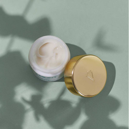 Moisturizing With A Cream | Valmont