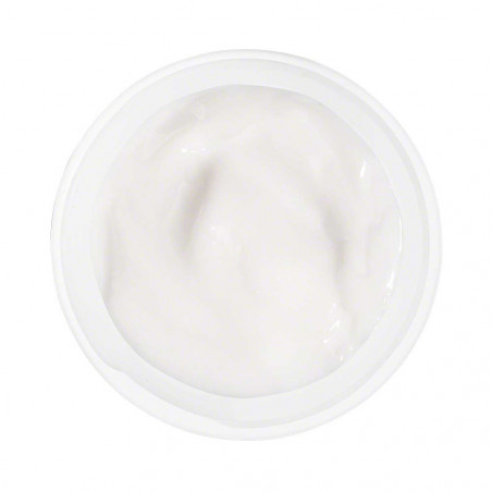 Moisturizing With A Cream | Valmont