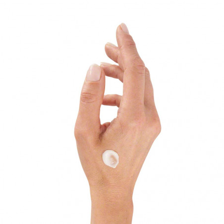 Moisturizing With A Cream | Valmont